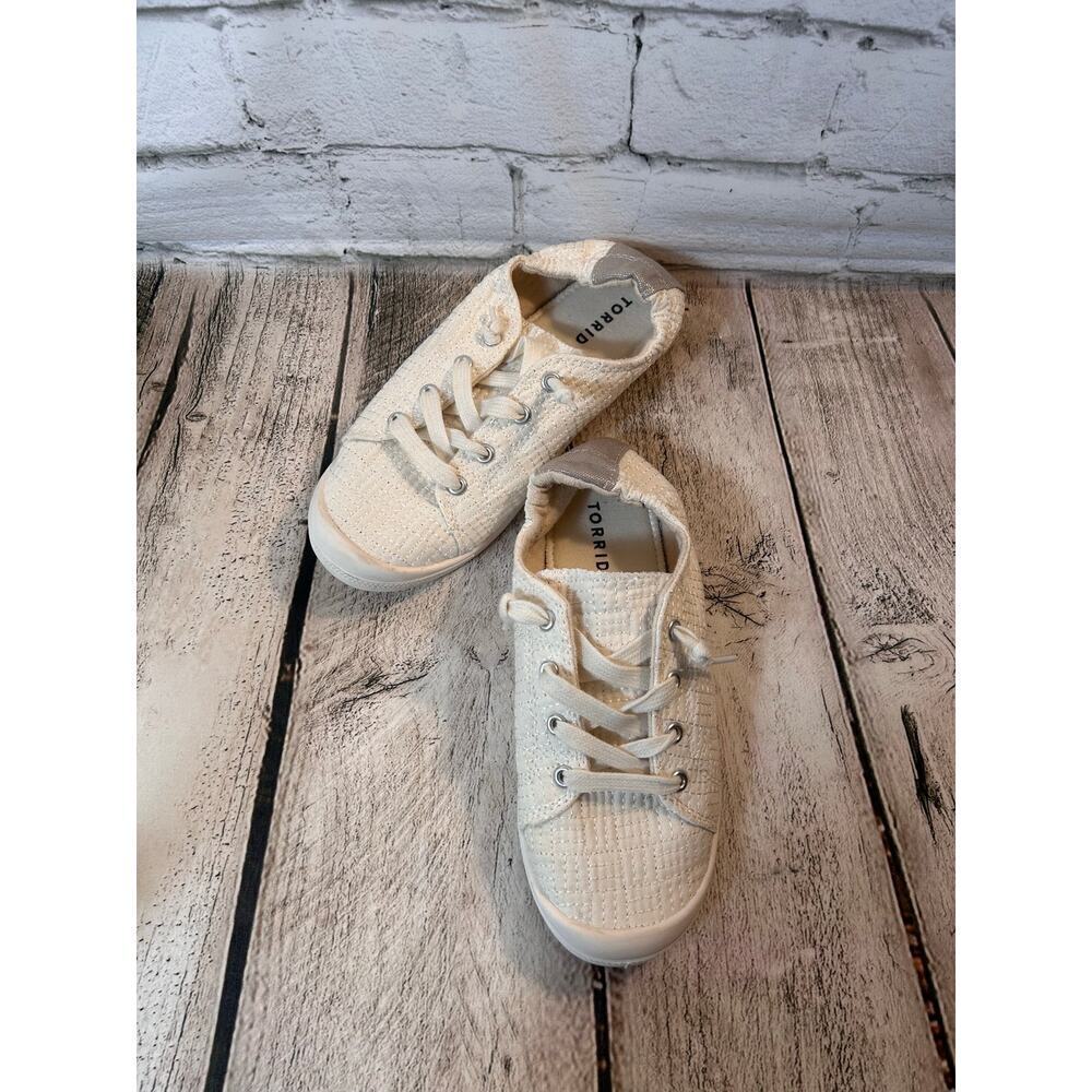 TORRID Women’s Riley Ruched Lace-Up Sneakers / Size: 7W